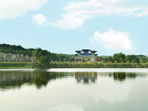 骏龙泉墓园真山真水